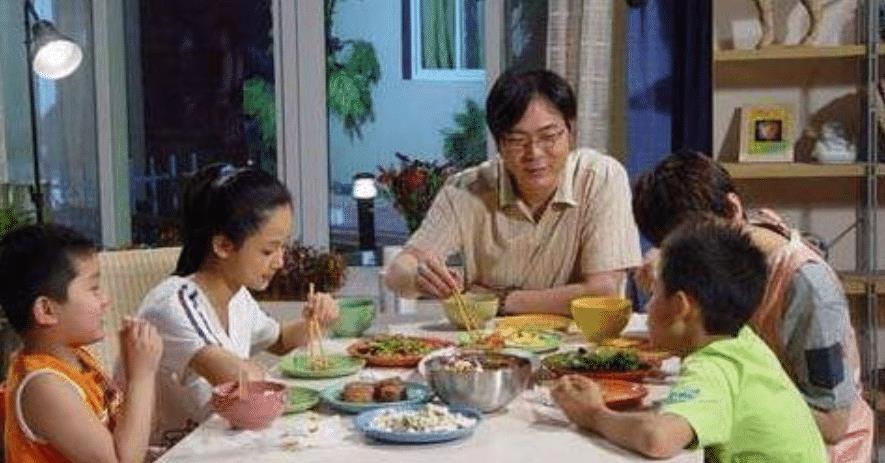 还珠格格|还珠格格饭家有儿女饭菜是假的，这部剧因为剧组穷，饭菜却是真的