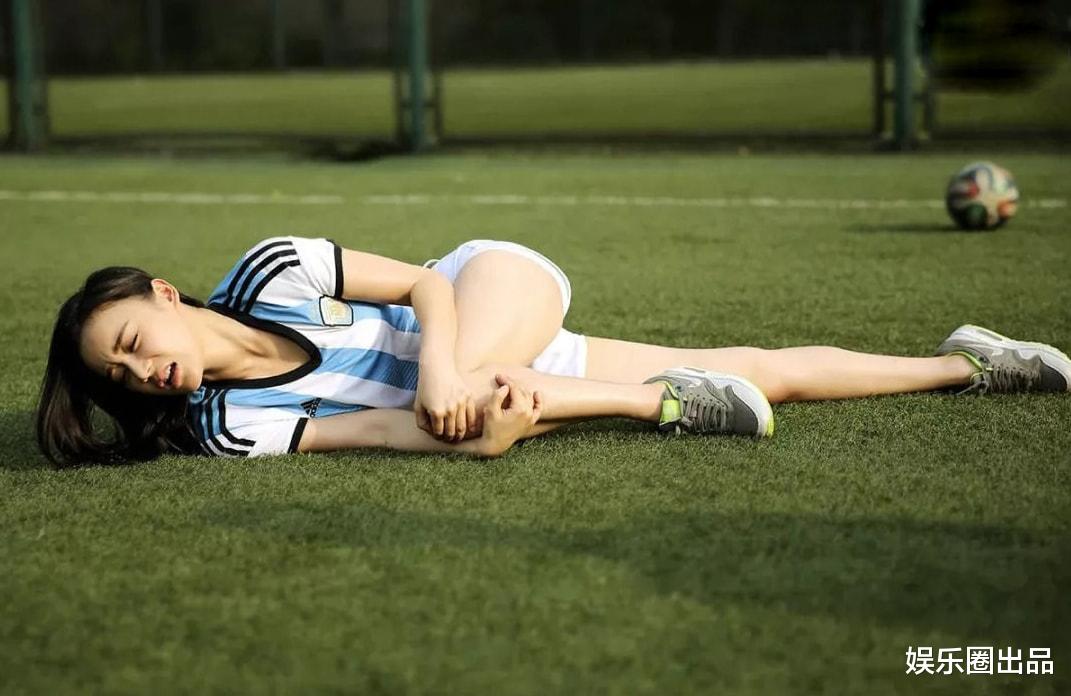 袁姗姗|袁姗姗在球场凹造型，穿露脐装秀腰部曲线，焦点却在她的肚脐上