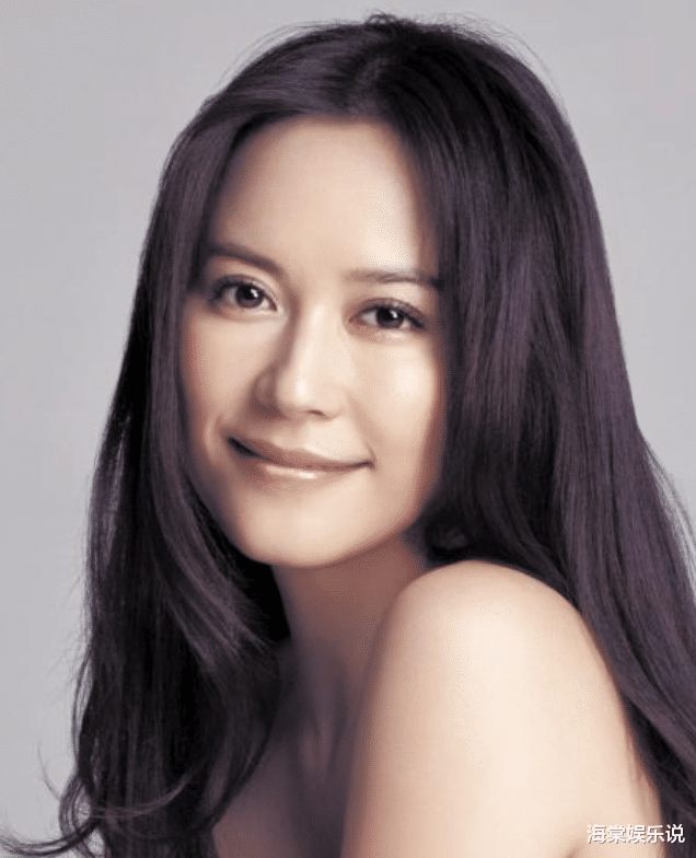 |俞飞鸿12月21日拍广告超美！素颜仿佛30岁，路人镜头下穿旗袍太靓