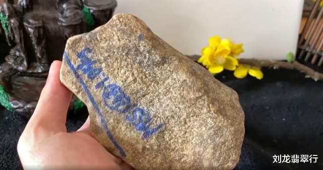 翡翠|赌石笔记：800万缅币淘来的翡翠原石，成品震撼力十足