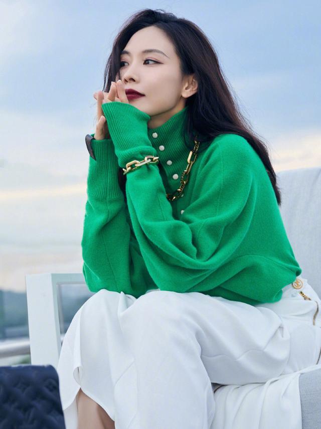穿衣搭配|王霏霏翻红后更自信，穿“原谅色”针织衫配“死亡红唇”，姐真飒