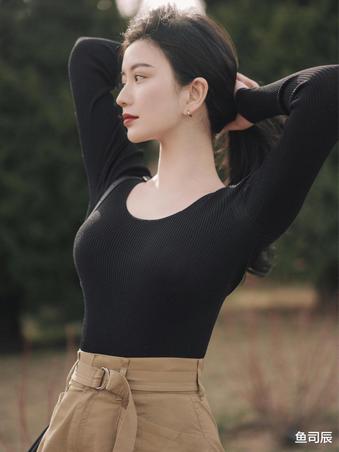 鱼司辰|职场法式穿搭指南,大u领针织衫+半身裙,穿起来气质又性感