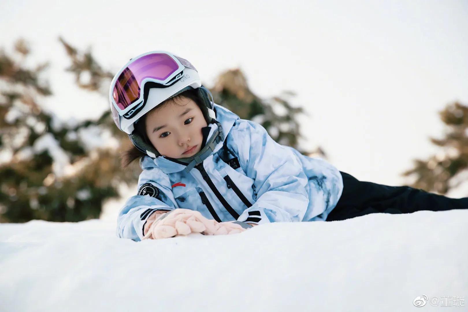 春晚|董璇晒母女滑雪照超酷，5岁小酒窝滑雪初体验，摔得又哭又笑