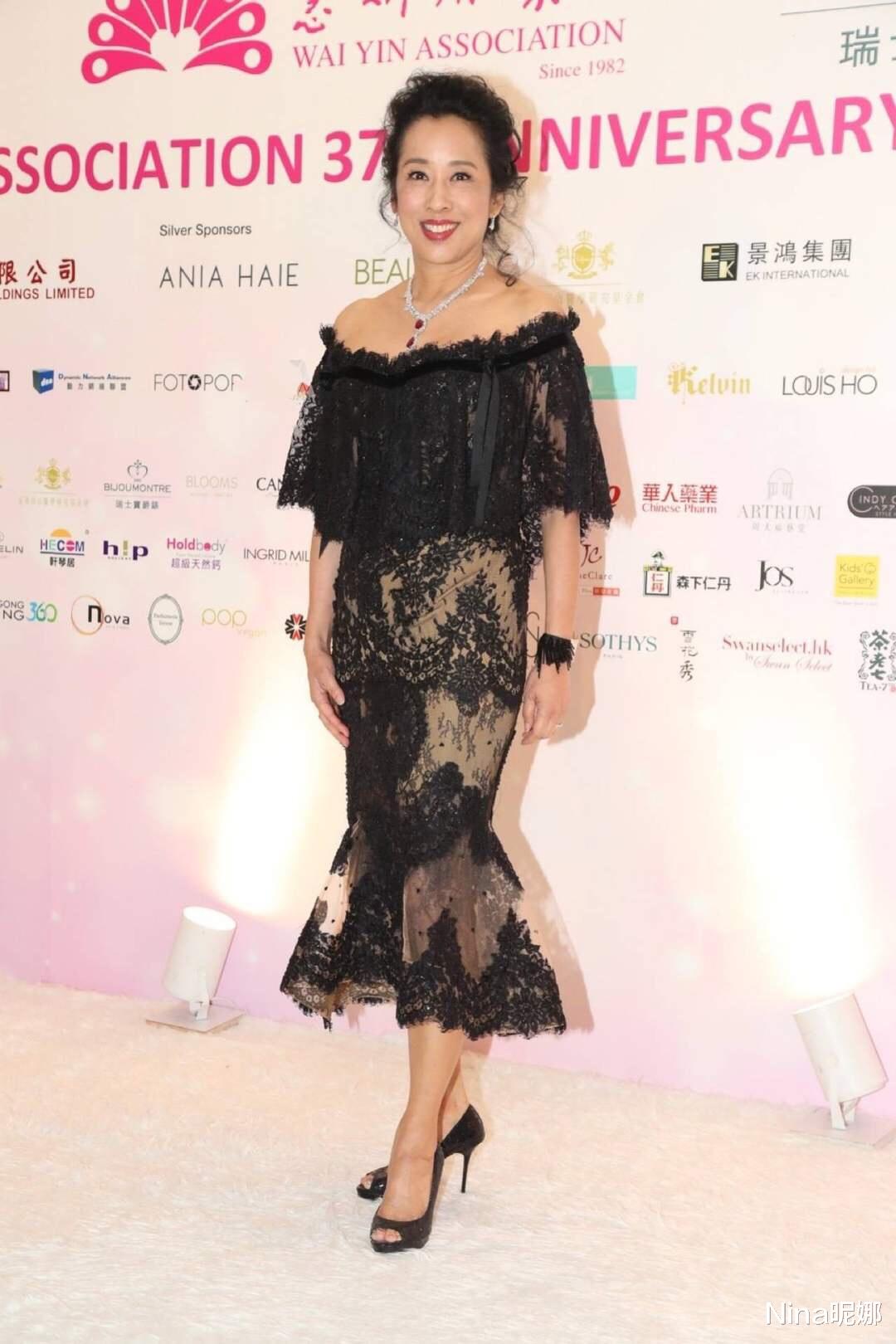 郭晶晶|郭晶晶真孝顺给婆婆庆生，63岁婆婆穿丝裙满脸福相，同框儿媳像姐妹