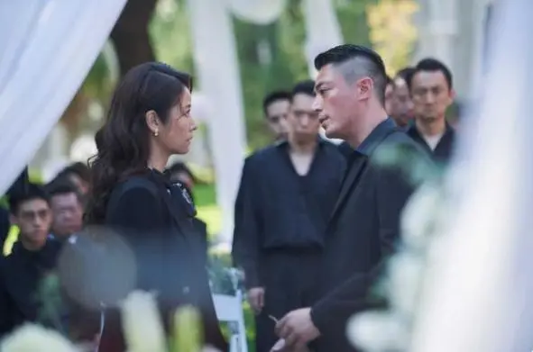 林心如|45岁林心如老态藏不住！涂芭比粉口红扮嫩翻车，谈霍建华一脸娇羞