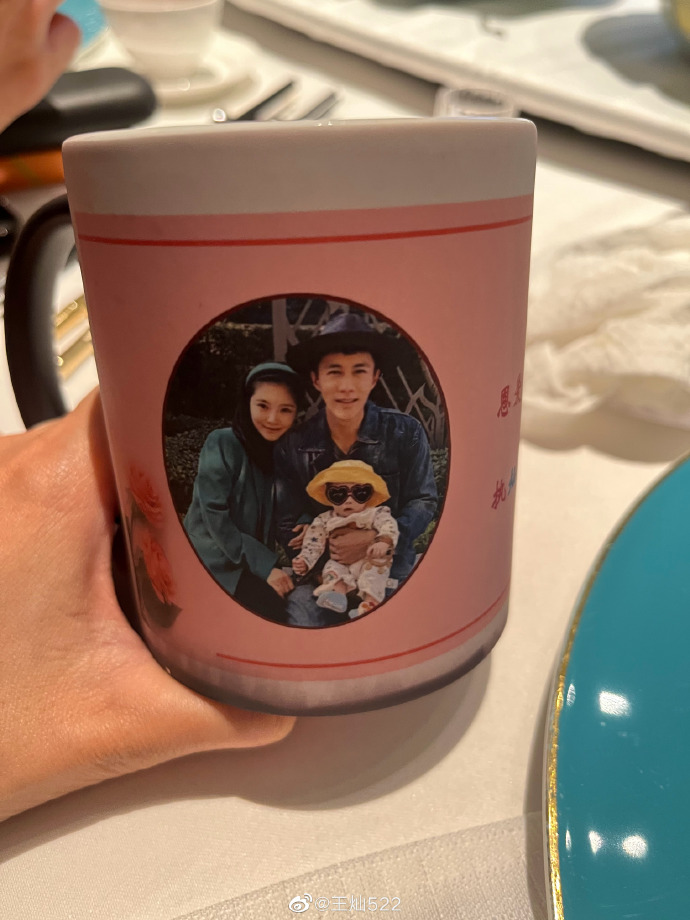 王灿|王灿晒照秀恩爱，杜淳将一家三口合影印水杯上，女儿小蛋饺好软萌