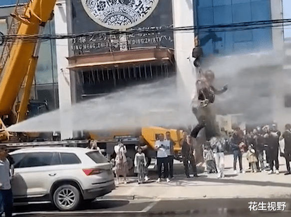 花生视野 河南郑州：新郎被吊在半空中喷水