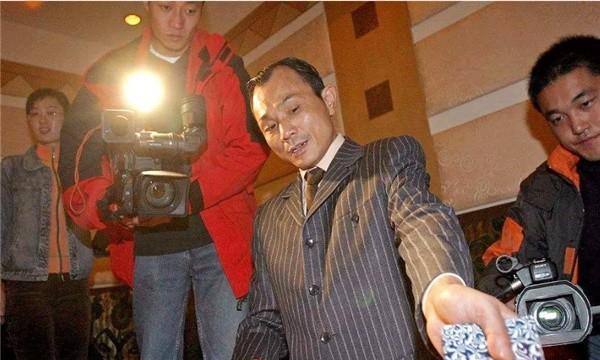 商人 他是亚洲赌王，一夜连赢600万，出老千暴露后，身高从1米7变1米3