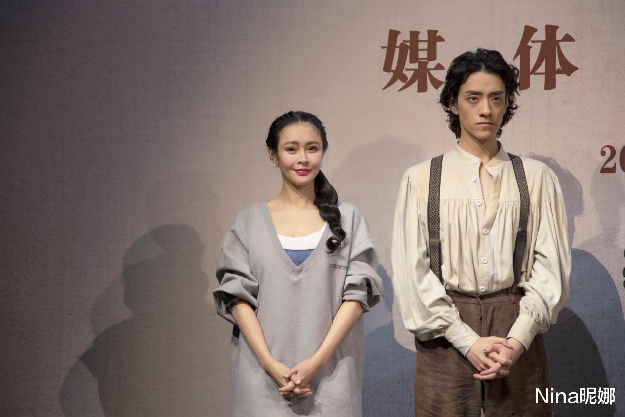 Nina昵娜 于明加上班图，穿羽绒马甲配衬衫提前过冬接地气，婴儿肌肤色太抢镜