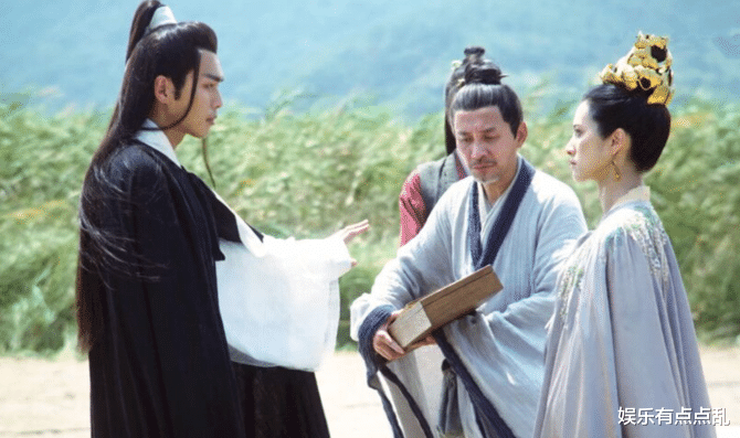 张若昀|胡军机场偶遇张若昀, 顺口叫了一声徐凤年, 张若昀反应笑翻全场