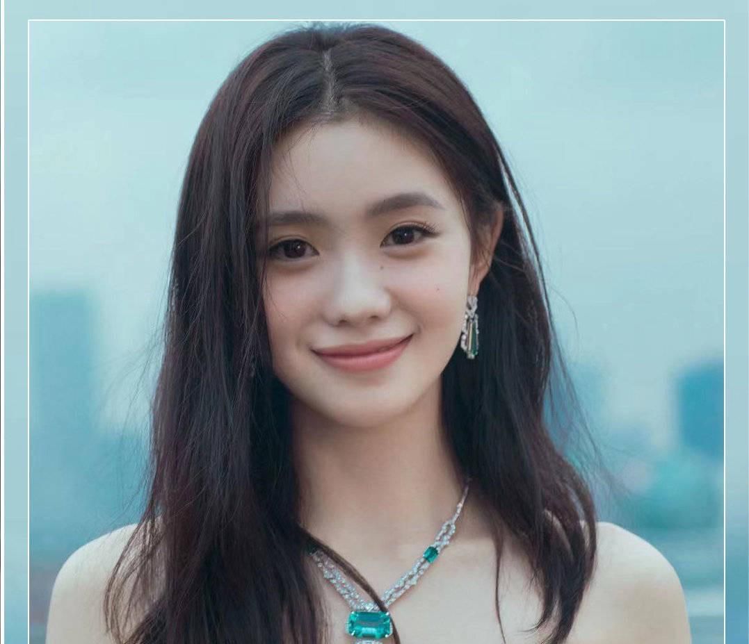 时尚圈的奇葩大喵 52岁的许晴竟把21岁谋女郎比下去？宝石被戴成风油精，气质差太多