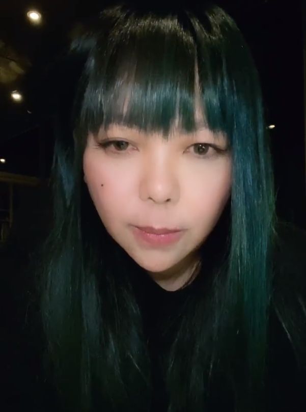 张惠妹|张惠妹深夜开直播？现场拆假睫毛，再唱经典歌曲《蓝天》