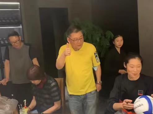 玛法达星座 郎平携朱婷姚迪传球签名，老公站立陪伴笑开花，师徒三人感情深厚
