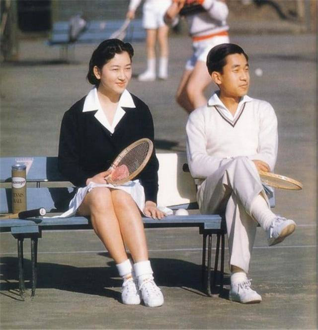 全球时尚风行 日本皇太后过87岁大寿!一身灰衣重现优雅,与丈夫漫步公园好浪漫