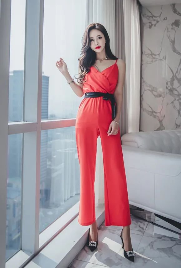 壹品穿搭|女神孙允珠高清时尚搭配：牙买加威士忌胭红妩媚阔腿裤