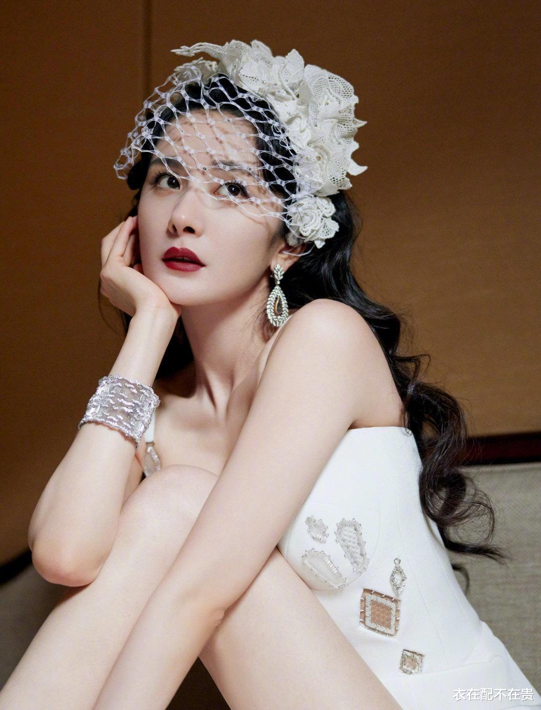 衣在配不在贵 杨幂的身材真“出挑”,修图都修不出来,穿吊带裙让人不好意思看