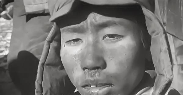 钟嘉欣|差别真大！都是看《长津湖》，有人给“冰雕连”献花，有人却举报