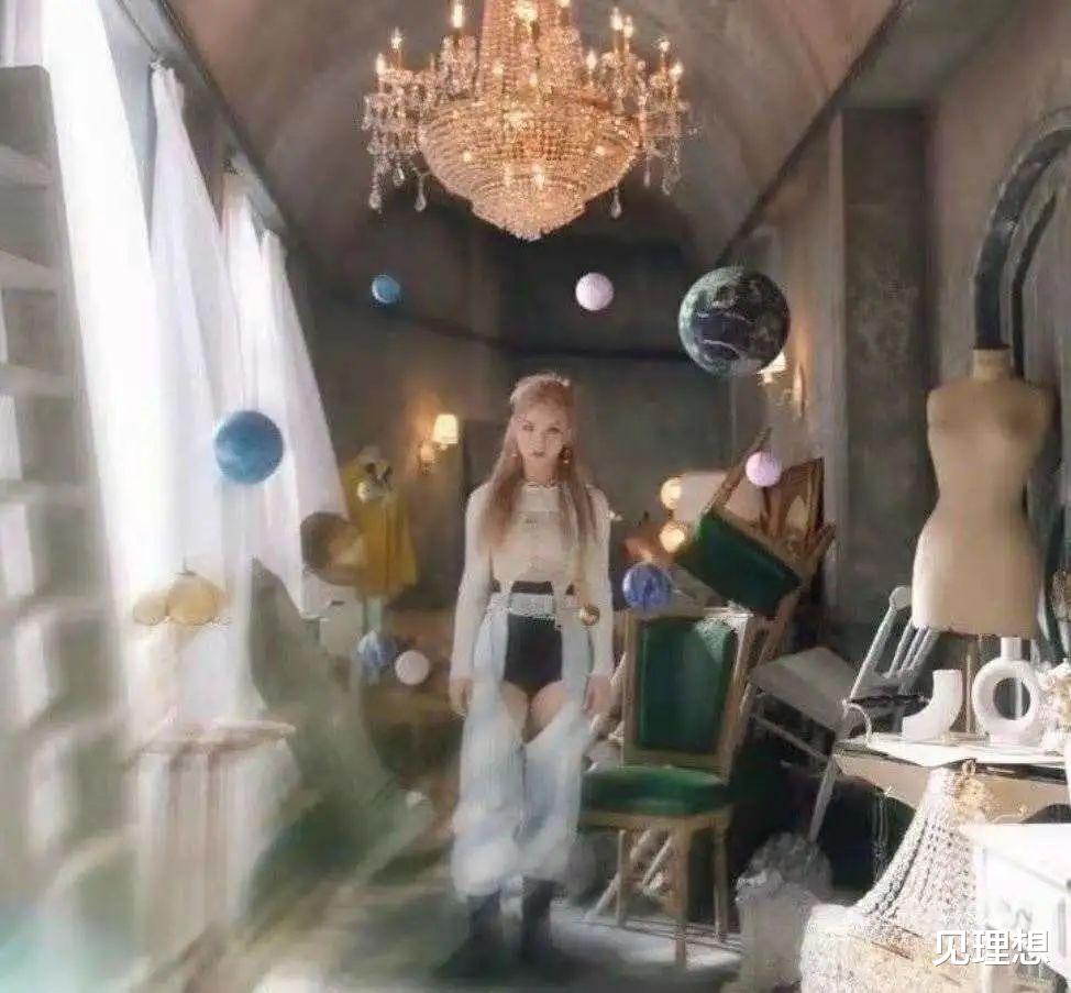 韩国女团|韩国女团穿“开裆裤”唱跳!露黑色底裤显不雅,迷惑穿搭辣眼睛!