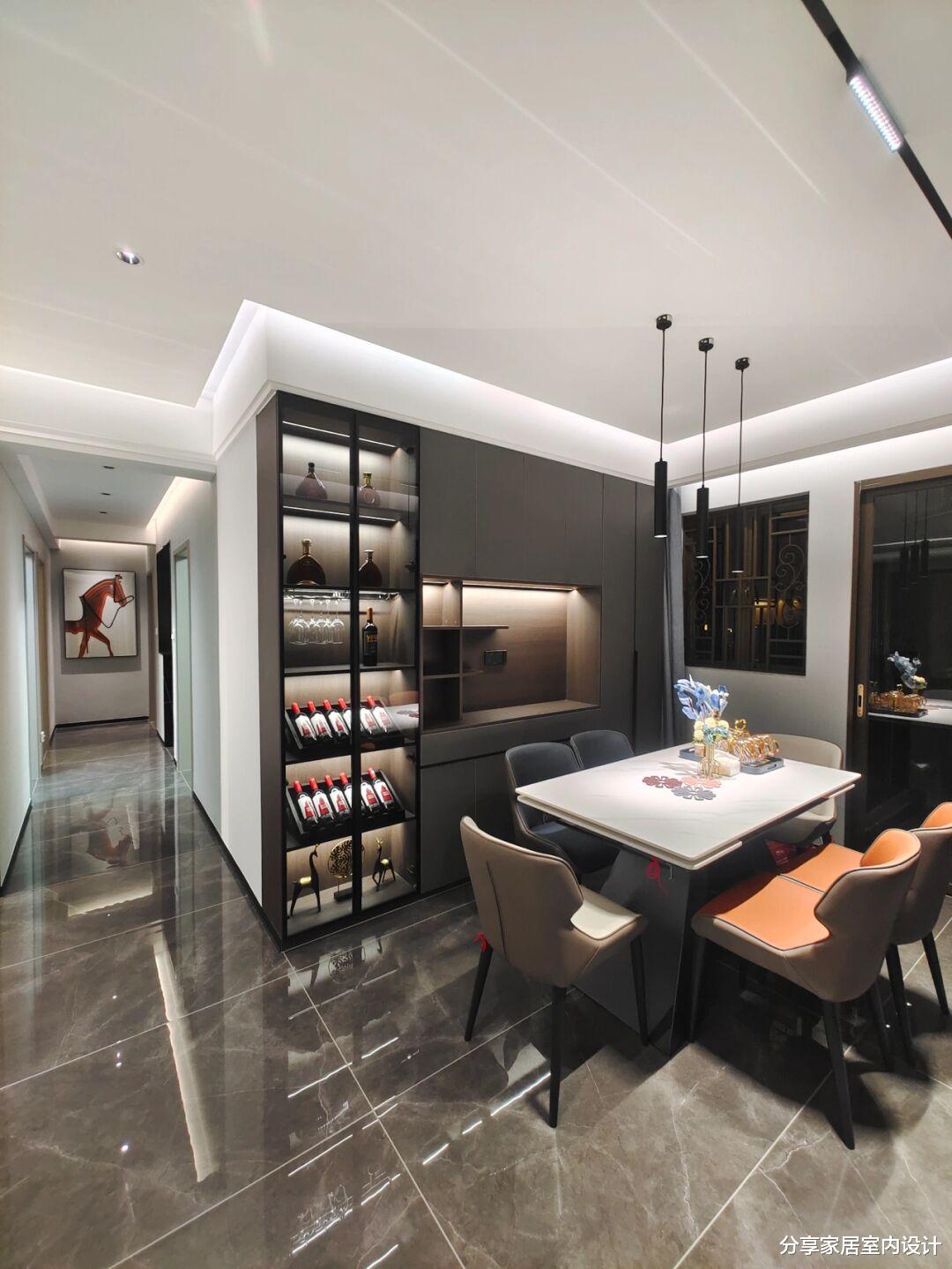 她家装修现代简约风格,“黑白灰”搭配很协调,无主灯设计很棒!