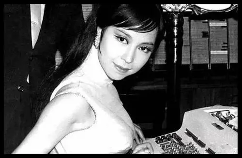 狄娜|香港第一女艳星的裸戏，是被偷拍的