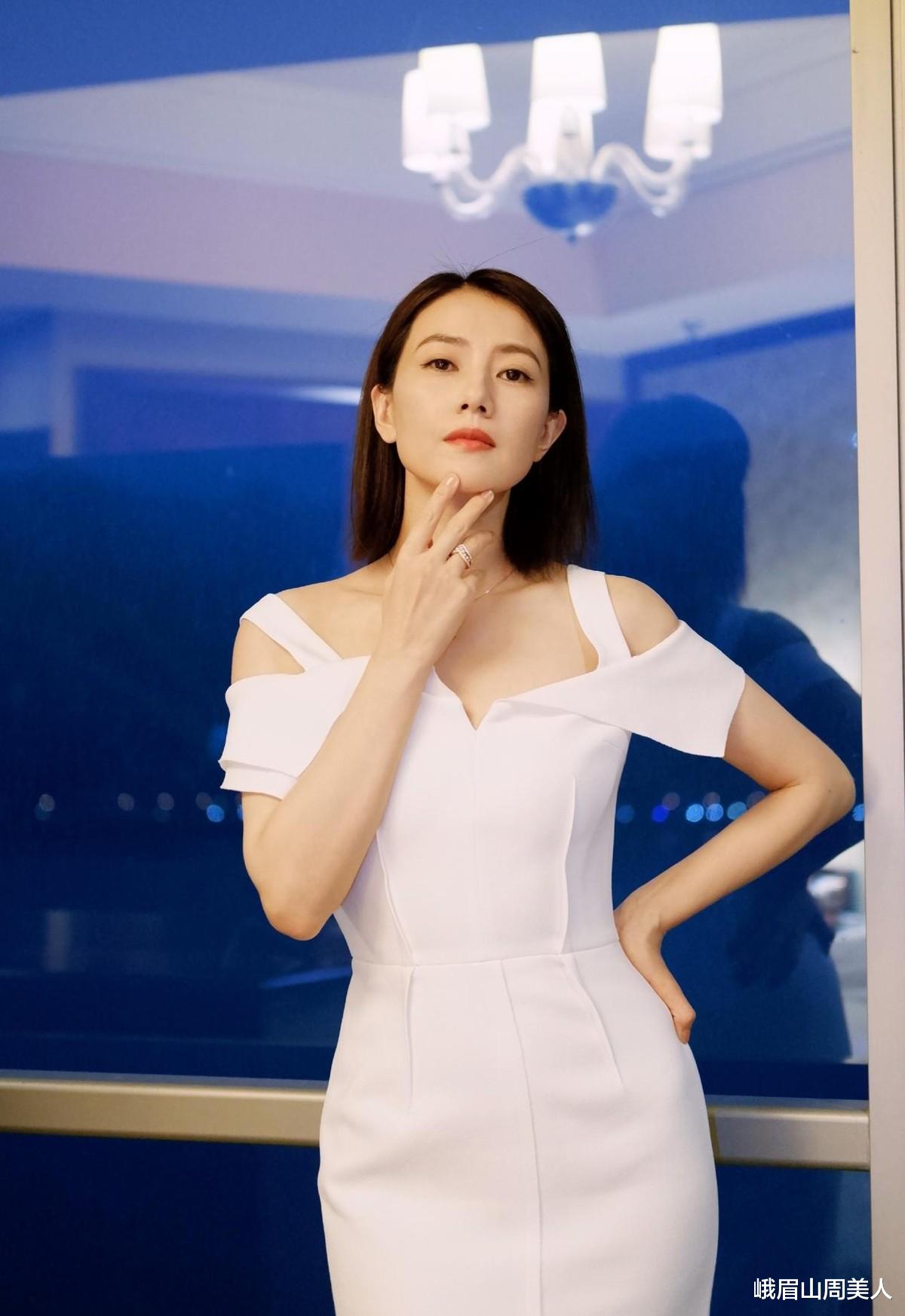 峨眉山周美人|高圆圆41岁状态似少女，穿白色吊带裙拍美照，清纯又温柔