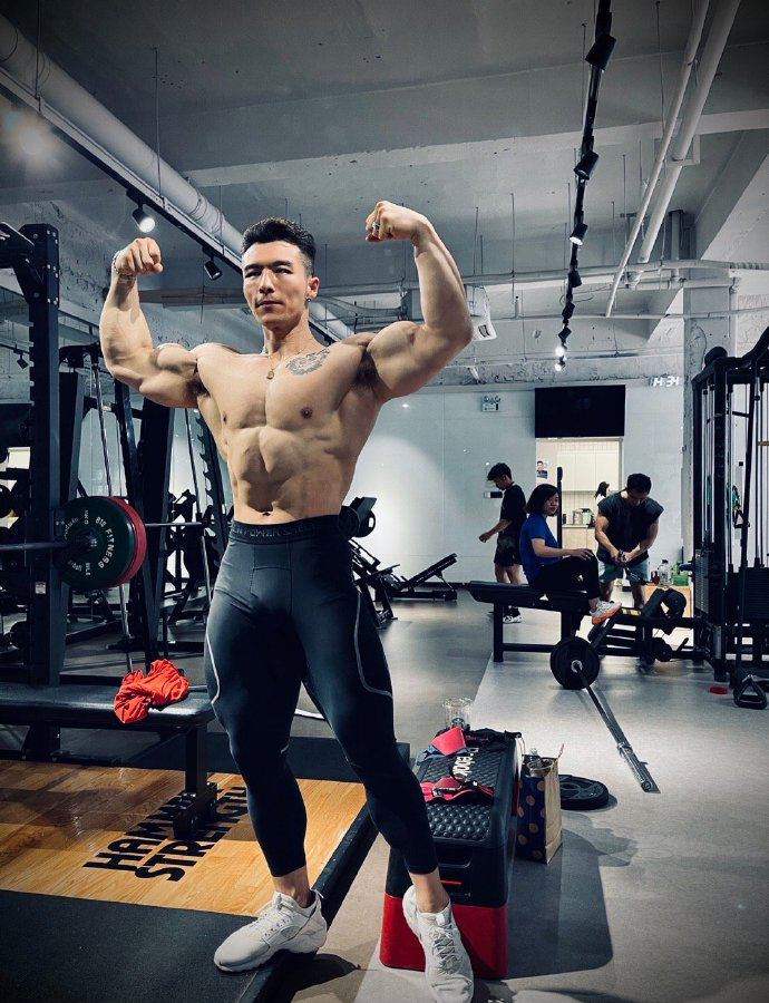健身圈一哥|北京体育大学肌肉学霸，有颜有料有实力，腱子肉拉丝不在话下！