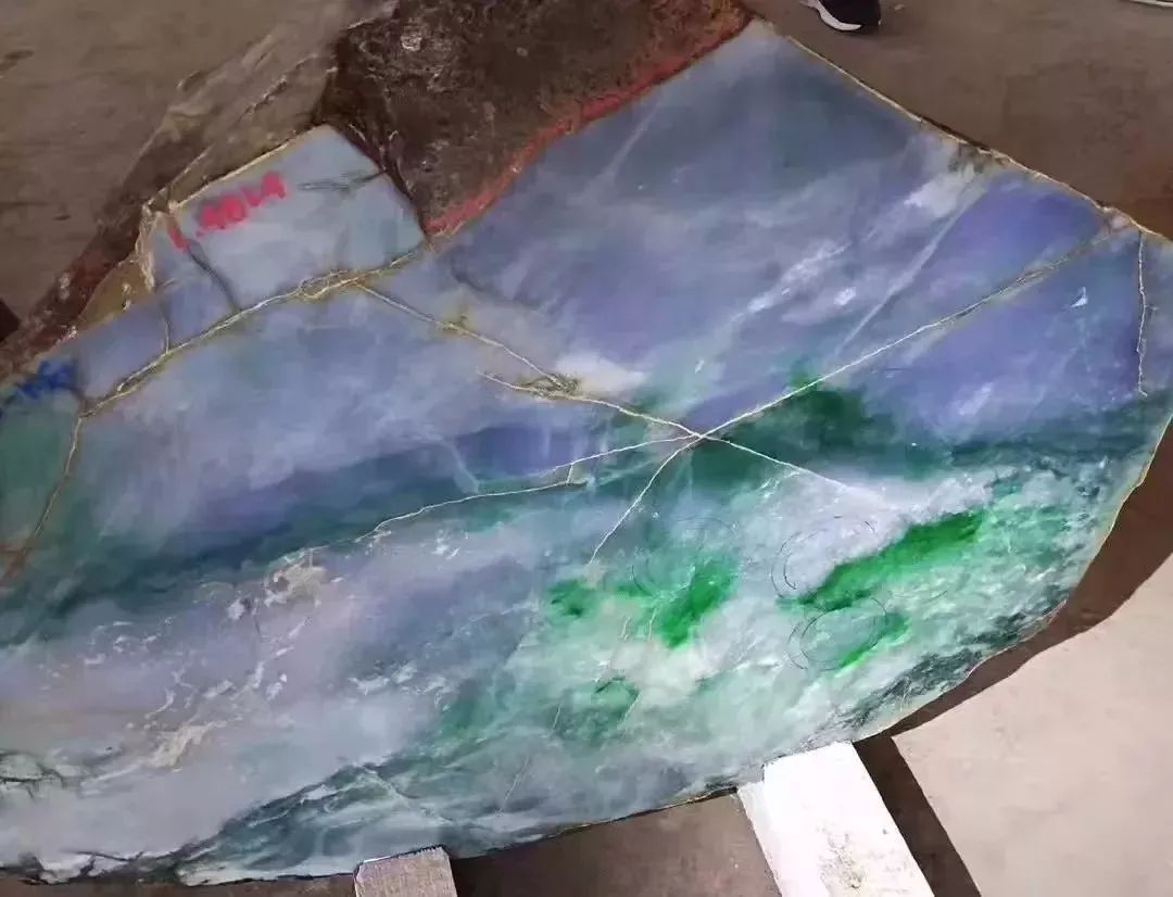 哈轩翡翠|价值1亿的翡翠标王居然是帝王裂？最后的起货效果出乎意料