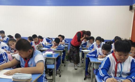 吴洪娜聊说育儿|老教师年年统考第一,成为学校出名人士,同事却表示:太自私