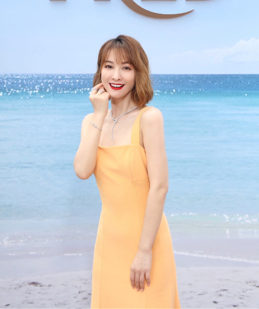 红珊瑚me|吴昕真是越来越美了，穿黑色露腰T恤配牛仔阔腿裤，时尚大气