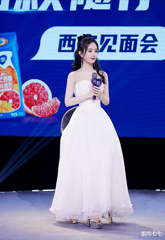 赵丽颖|赵丽颖祖孙三代罕同框！2岁儿子圆脸超像妈，前公公戴名表似大佬