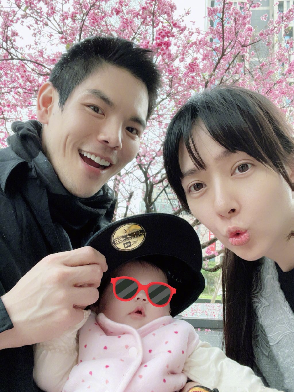 向佐|向佐在情人节晒一家三口的合影：郭碧婷素颜出镜，女儿长得像向太