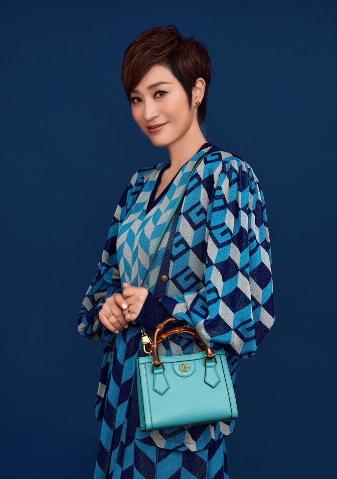 方脸妹说时尚|4美同框！陈法蓉罕见穿长裙成名媛，4姐妹打扮惊艳似港姐选美现场