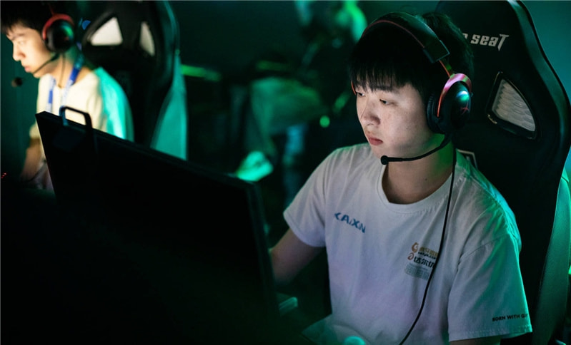 17战队|17两连鸡反超FAZE,雅痞请神下凡、瞬间一穿三,PCL赛区双赢