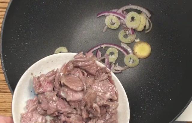 Ada妈妈|简单好吃的蒜薹嫩牛片，鲜嫩营养又美味，孩子爱吃的辅食菜肴