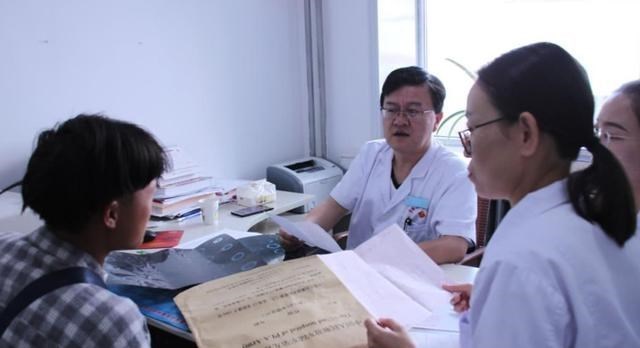 萌听小c姐|农村卫生室迎“新变局”，多地“新规”出台，这类人将被“关注”