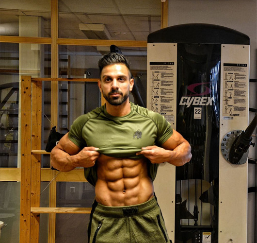 运动|体脂率极低，拥有清晰的腹部肌肉，被人们称为“十块先生”