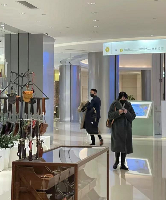 汪小菲|汪小菲离婚后首次露面！独自逛街身形显落寞，被爆料疑似已有新欢