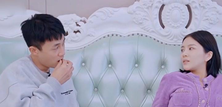 王灿|杜淳老婆晒女儿独坐萌照，网友：想看正脸照，王灿的回答情商太高