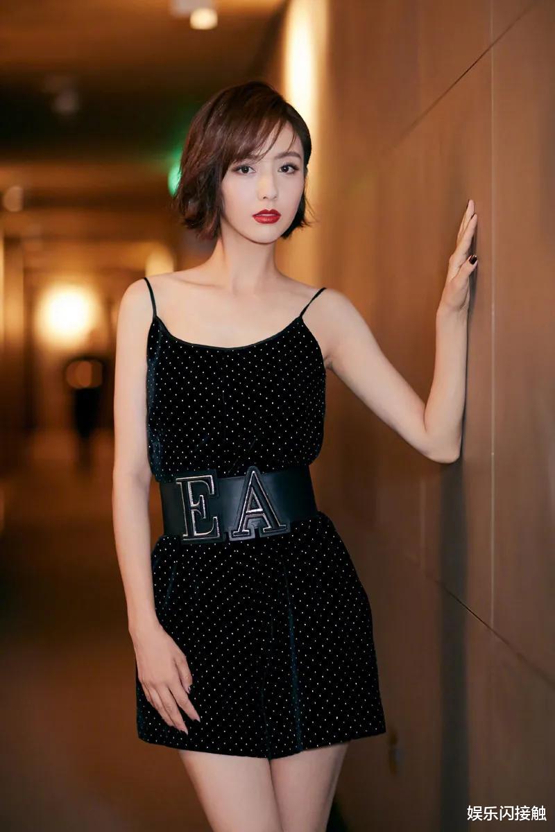 佟丽娅|终于穿旗袍的佟丽娅，完美演绎东方美！成熟的妩媚气息扑面而来。