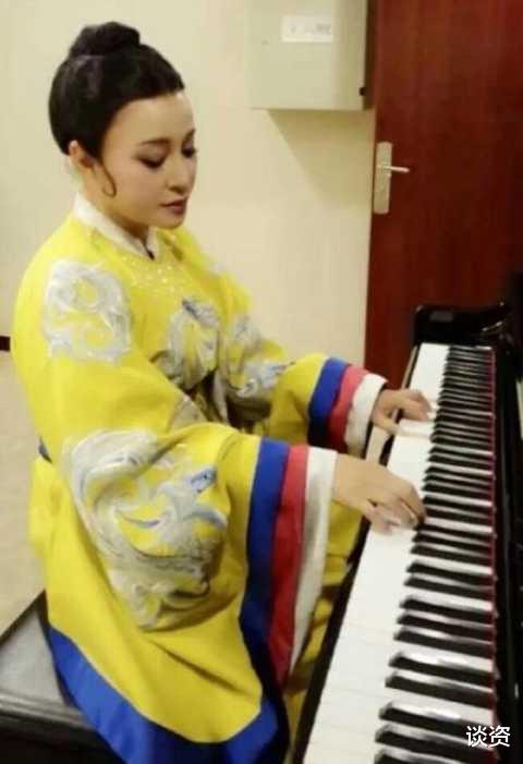 刘晓庆|刘晓庆穿旗袍办书法展,脸肿胀五官诡异似“面具”,胸前玉石比拳头大