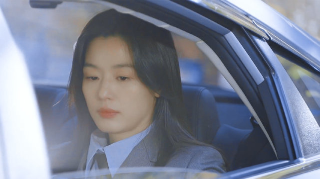 时尚风行派 全智贤新剧出场就大爆火!穿西装气场大开,披肩长发美回巅峰状态