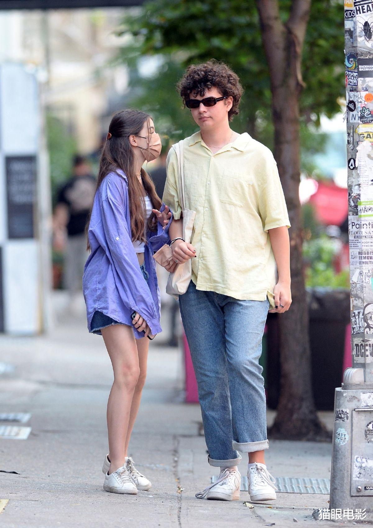 汤姆·克鲁斯|阿汤哥15岁女儿打扮成熟，小腿紧实无赘肉，长袖都被她穿成露肩装