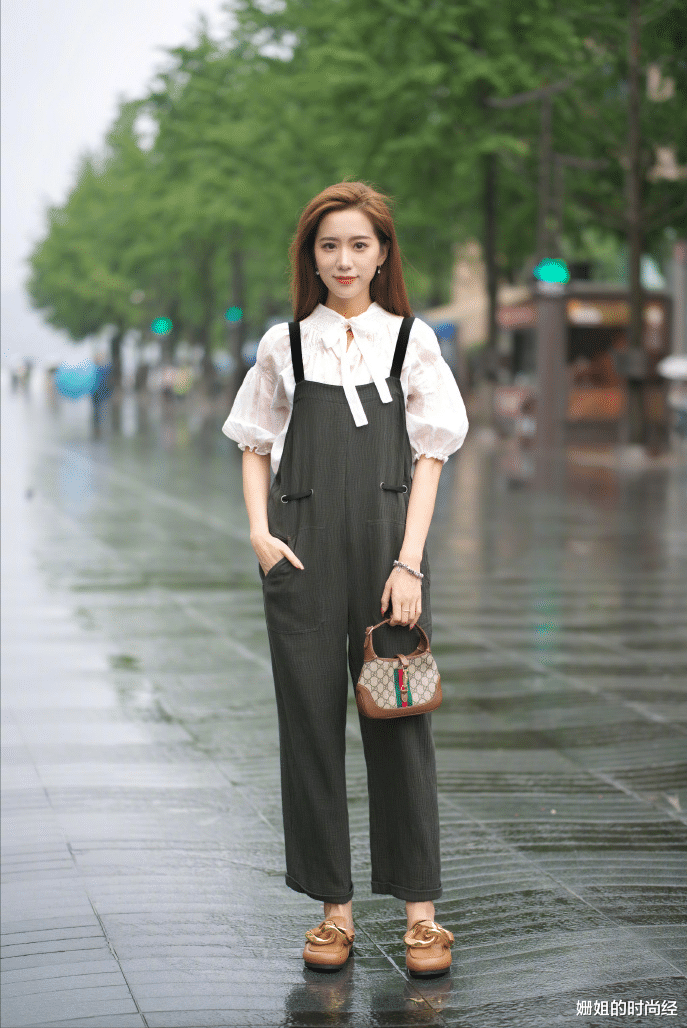 姗姐的时尚经|今夏流行一种穿法：叫“吊带外套”，优雅时髦，肩宽背厚有救了