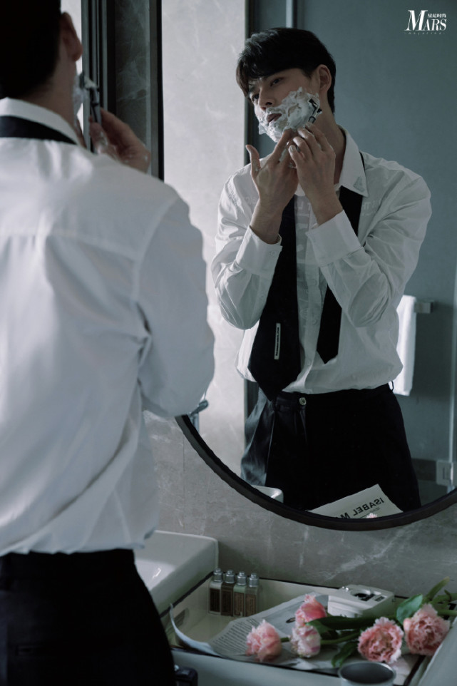 郭品超|婚事将近？郭品超与小女友拍婚纱写真，两人海边牵手拥抱，心形钻戒抢镜