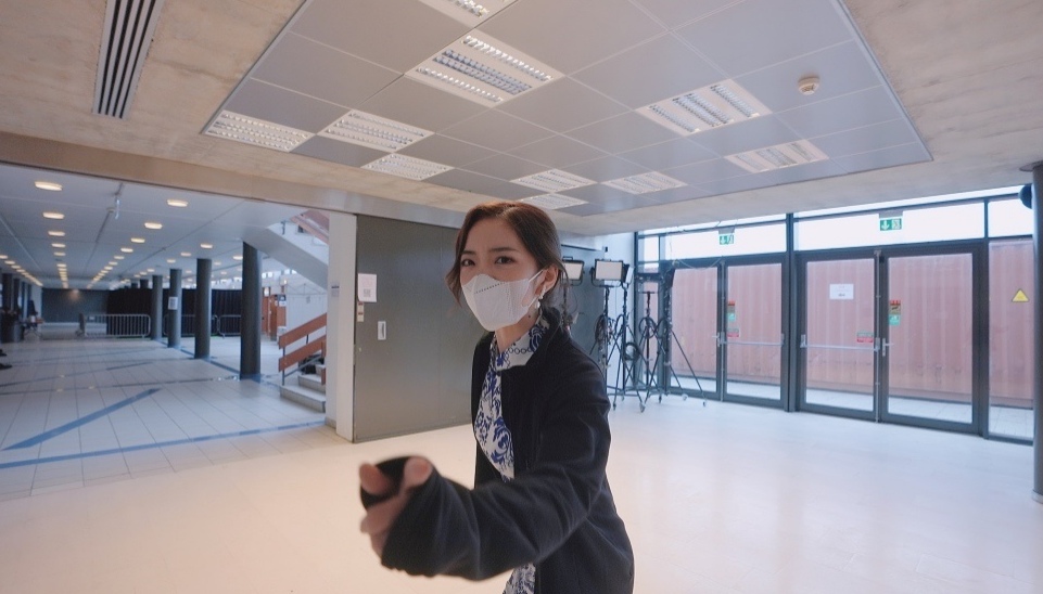 余霜|余霜晒照官方“四美”，穿搭引起粉丝调侃，“偶里偶气”的感觉