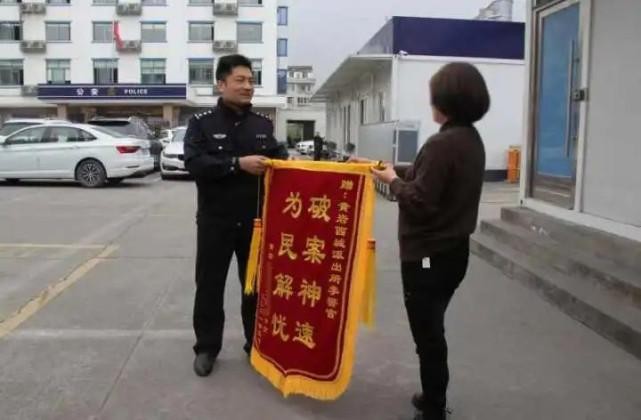 亚洲播报一姐 爱情使人失去理智？53岁男友送“131万元”天价彩礼，开箱后看傻眼