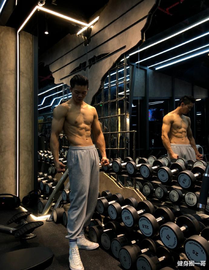 健身圈一哥 188cm身高大长腿，每天挥汗如雨撸铁，雕刻出霸气胸肌健壮麒麟臂！