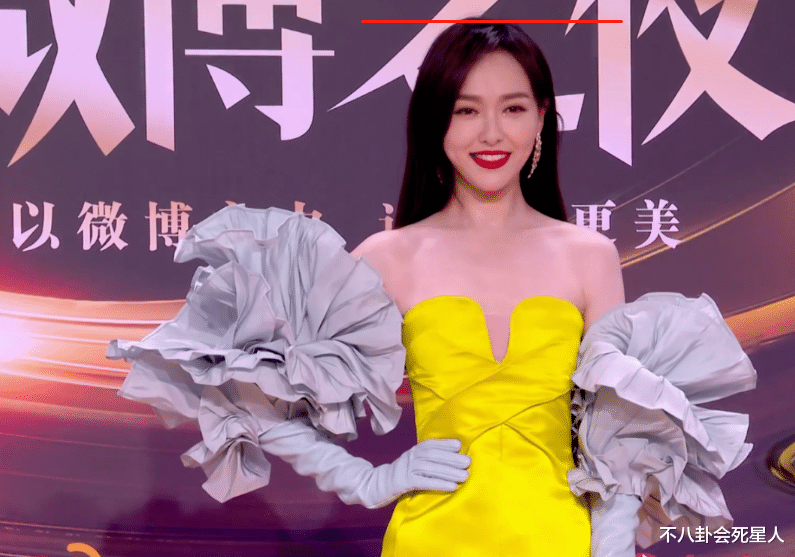 李子柒|微博之夜成身高“照妖镜”，李子柒穿高跟难救，丁真幻灭像小学生