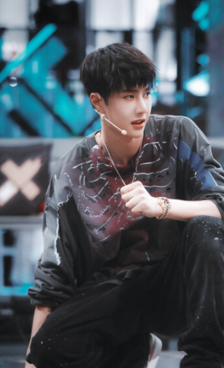 潘粤明|王一博现场表演街舞，引爆全场炸裂battle，粉丝：征服舞台的博猫