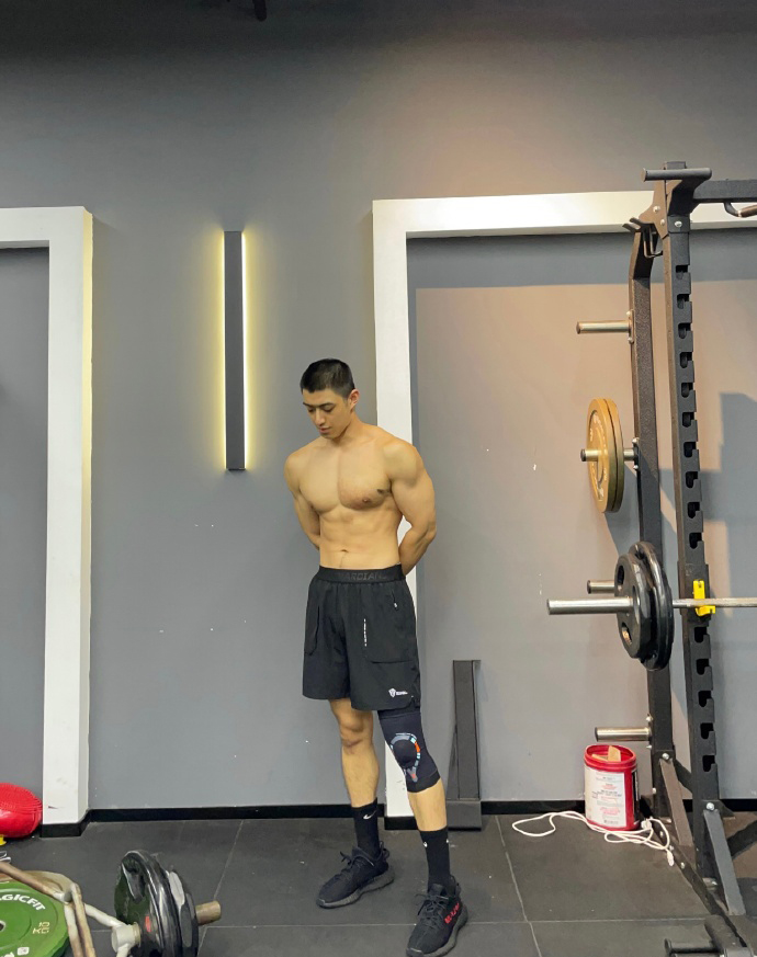 健身圈一哥|谁说成都没硬汉，胸肌发达麒麟臂健壮，1998年出生的他荷尔蒙爆棚！